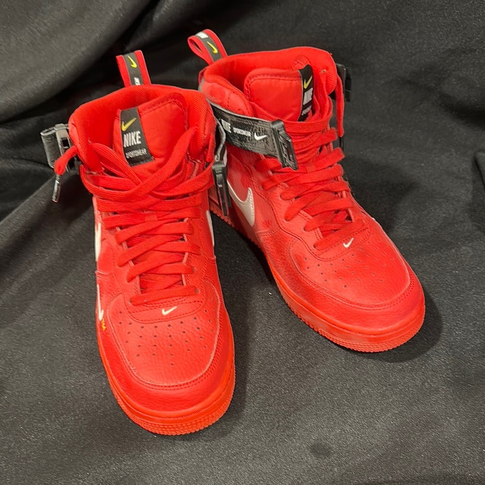NIKE AIR FORCE 1 MID '07 UTILITY “Overbranding” in University Red